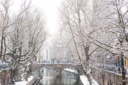 Winter in Utrecht. Zicht op de besneeuwde Gaardbrug over de Oudegracht.