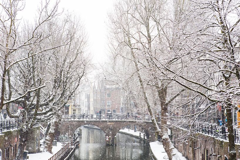 Winter in Utrecht. View of the snow-covered Gaardbrug over the Oudegracht canal. by André Blom Fotografie Utrecht