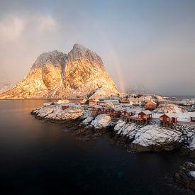 Les maisons de pêcheurs de Hamnøy sous la neige et dans la magnifique lumière hivernale sur Thom Brouwer