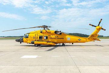 Un magnifique Sikorsky MH-60T Jayhawk des garde-côtes américains est exposé sur la plate-forme de la sur Jaap van den Berg