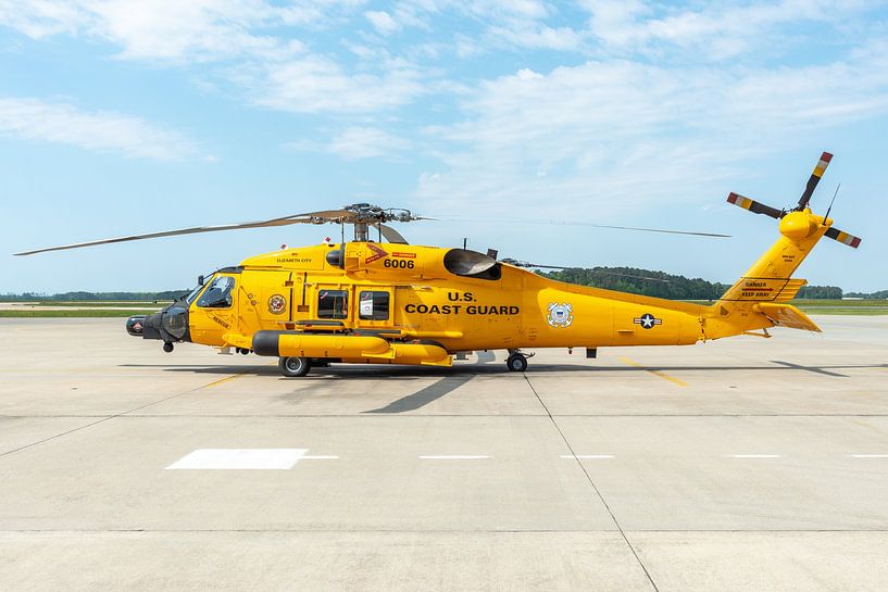 Ein wunderschöner Sikorsky MH-60T Jayhawk der US-Küstenwache ist auf der Plattform der US Coast Guar von Jaap van den Berg