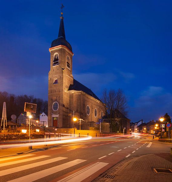 De Sint-Agathakerk  in Eys tijdens het blauwe uurtje van John Kreukniet