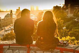 Junges Paar sitzt in der Abendsonne von Jörg B. Schubert
