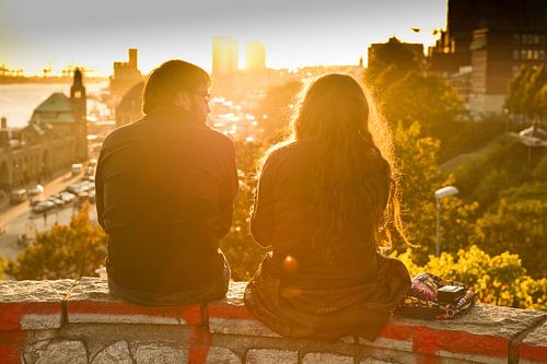 Jong paar zittend in de avondzon