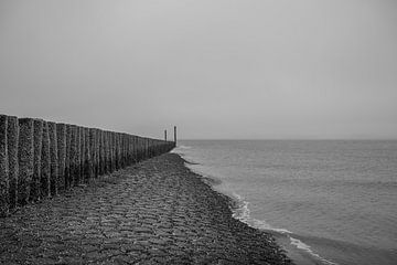 Fine Art landschap van een golfbreker op het strand van John van de Gazelle fotografie