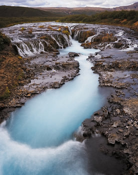 Der wunderschöne türkisfarbene Bruarfoss-Wasserfall, Island 
