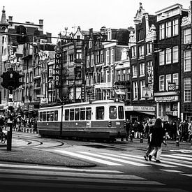 Damrak Amsterdam zwart-wit 80-er jaren van PIX STREET PHOTOGRAPHY