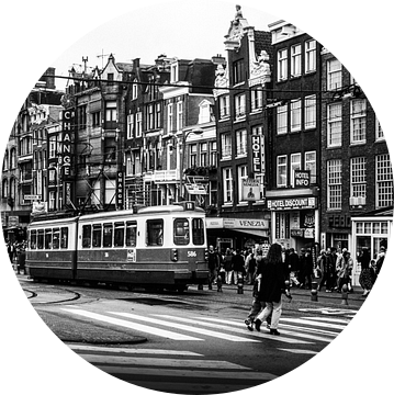 Damrak Amsterdam zwart-wit 80-er jaren van PIX URBAN PHOTOGRAPHY