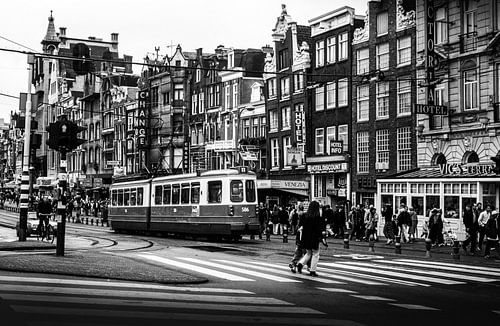 Damrak Amsterdam zwart-wit 80-er jaren van PIX STREET PHOTOGRAPHY