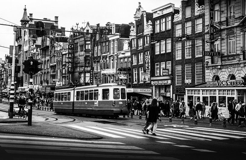 Damrak Amsterdam zwart-wit 80-er jaren van PIX STREET PHOTOGRAPHY