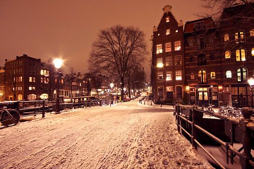 Besneeuwd Amsterdam in Nederland bij nacht