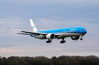 Le Boeing 777 de KLM (Asie) atterrit à l'aéroport de Schiphol.