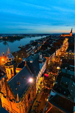 Abendblick auf die Einkaufsstraße von Kampen am Fluss IJssel von Sjoerd van der Wal Fotografie