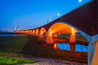 Stadsbrug, De oversteek, Nijmegen in het blauwe uur. van Fotografie Arthur van Leeuwen thumbnail