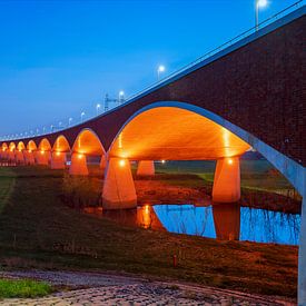 Pont de la ville De oversteek, Nijmegen à l'heure bleue. sur Fotografie Arthur van Leeuwen