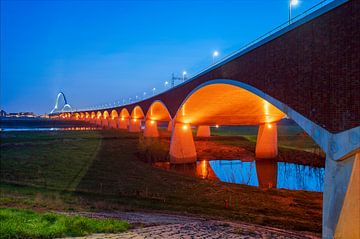 Stadtbrücke De oversteek, Nijmegen in der blauen Stunde.