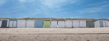 Strand cabines aan het strand. van Robby's fotografie