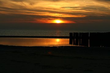 Breakwater poles in the sunset von Erick van Bommel