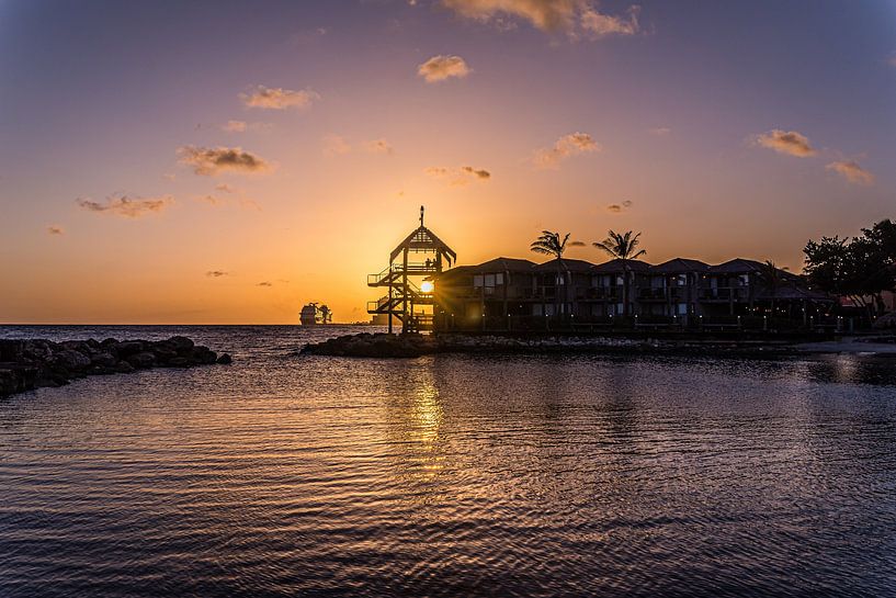 Sonnenuntergang am Strand von Avila in Curacao von Joke Van Eeghem
