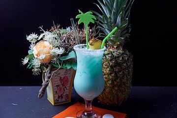 Cocktail mit Sahne-Wodka Blue Curacao Kokosnuss-Sirup Crush-Eis und Ananassaft.