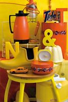 Stilleven met retro en vintage spulletjes in geel en oranje.