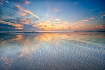 Prachtige spiegeling van de zonsondergang. van Leon Okkenburg