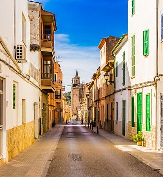 Straat in Felanitx, mediterrane oude stad op het eiland Mallorca, Spanje van Alex Winter