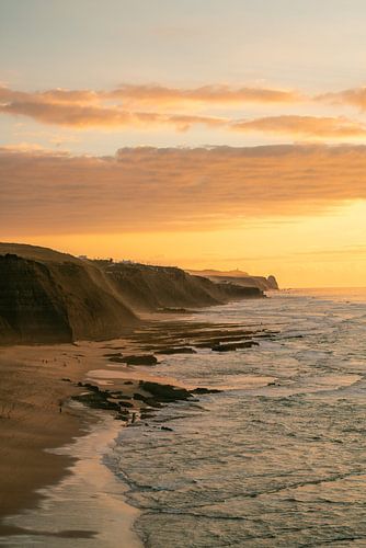 Praia do Magoito strand bij zonsondergang
