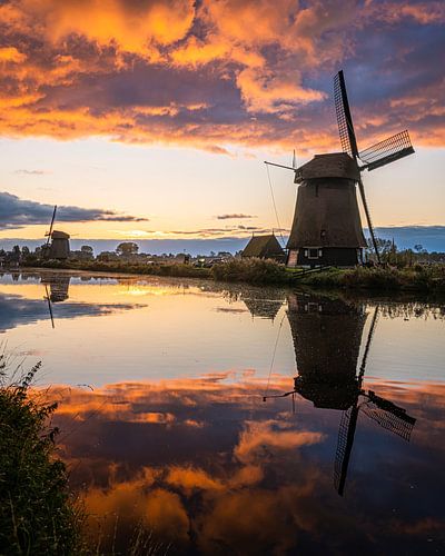 Ciel magnifique au lever du soleil au-dessus du quai du moulin, Alkmaar