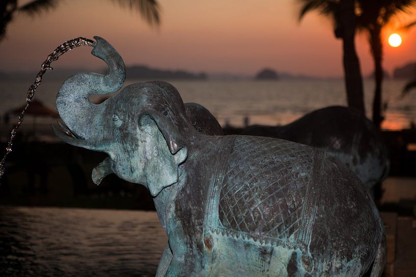 Coucher de soleil derrière une fontaine à éléphants sur la plage de Krabi (Thaïlande) par t.ART