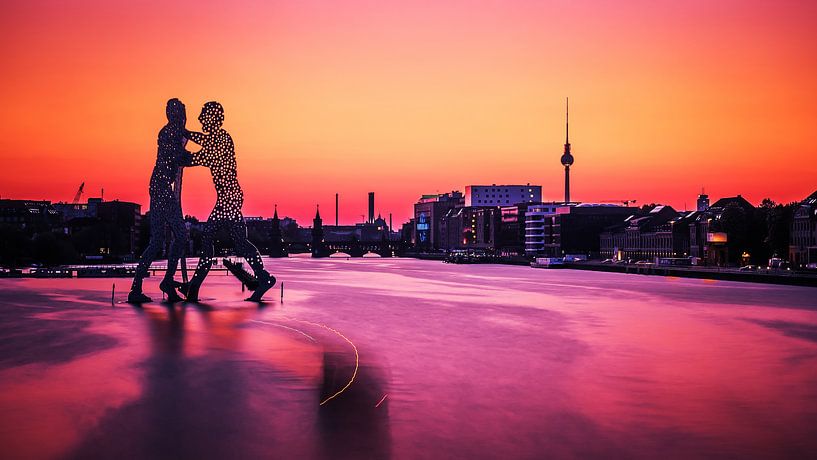 Berlijn - Sunset Skyline / Molecule Man van Alexander Voss