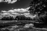 landschap met water zwart-wit