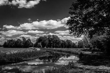landschap met water zwart-wit van Frank Ketelaar