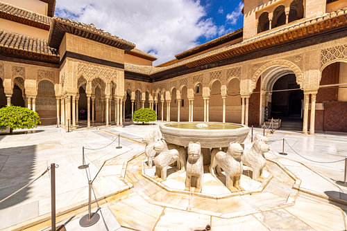 Löwenbrunnen im Löwenhof der Alhambra