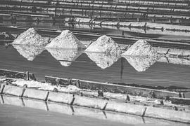 Salt pan in detail in black and white by Wuzitours Fotografie