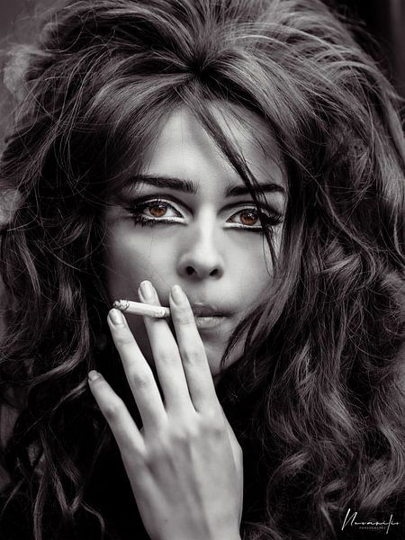 Beauté en fumée🌬️🖤 (Braune Augen im Schwarz-Weiß-Porträt) von Nevanilio Sancho