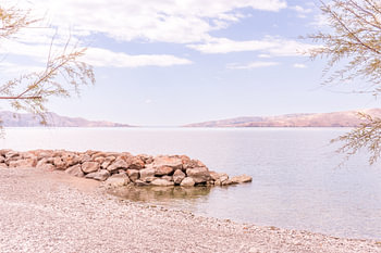 Blick auf die Küste - Meer und Berge in Pastellfarben