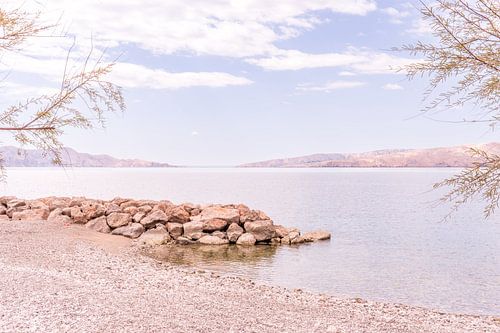 Doorkijkje naar de kust - pastelkleurige zee en bergen