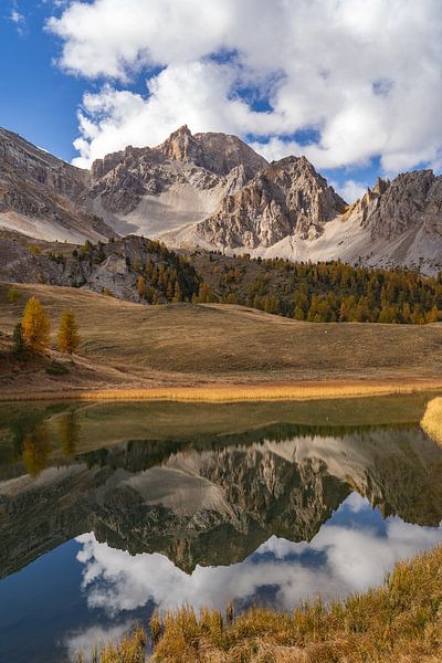 Mooi spiegelend bergmeer in de Franse Alpen - Queyras, Frankrijk van Martijn Joosse