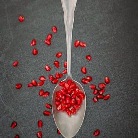 Zilveren lepel met granaatappelpitten van Photography art by Sacha