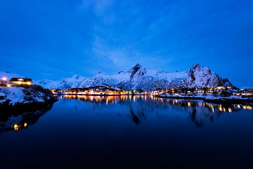 Uitzicht over de stad Svolvaer in de Lofoten in Noorwegen in de avond