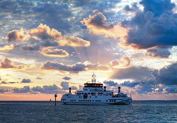 M.S. Oerd Passagierschip Ameland - Holwerd tijdens zonsondergang