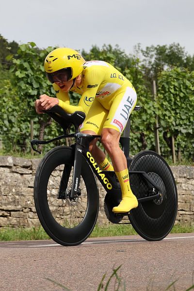 Tadej Pogacar in Gelb auf dem Zeitfahrrad aufrecht von FreddyFinn