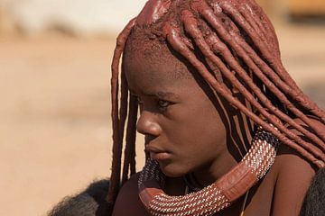 Himba Girl in Namibië van Chris Moll