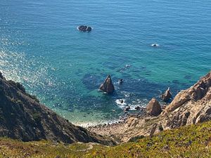 Blaues Meer und Felsen von Meneer Yolo