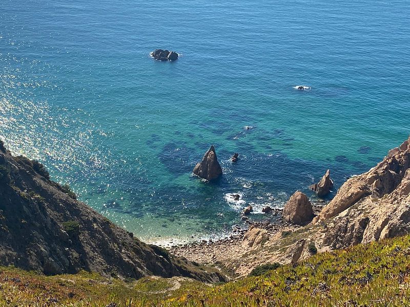 Blue sea and rocks by Meneer Yolo