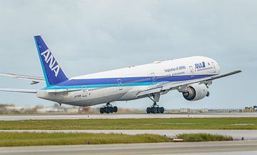 Take-off All Nippon Airways (ANA) Boeing 777-300. van Jaap van den Berg