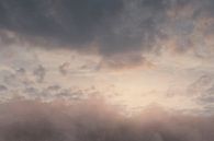 boven de wolken in de prachtige avond atmosfeer van Besa Art thumbnail