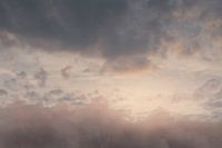 boven de wolken in de prachtige avond atmosfeer
