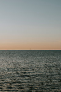 Blick auf den Horizont während der goldenen Stunde Ibiza, Segelboot